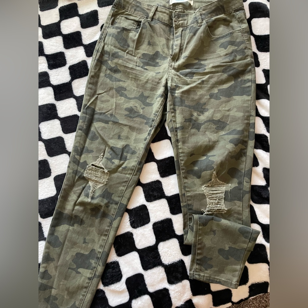 Super cute Distressed camo jeans